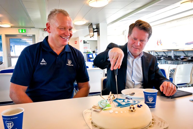 KAKEFEIRING: Thomas Andersen og Morten Christoffersen feiret avtalen med kake. (Foto: Alexander Klaussen)