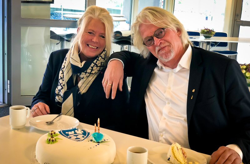 FEIRET MED KAKE: Janne Darbakk og Ketil Koppang. (Foto: Alexander Klaussen)