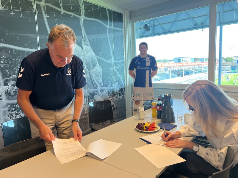 AVTALE: Nina Pettersen og Arne Normann skriver under på avtalen.