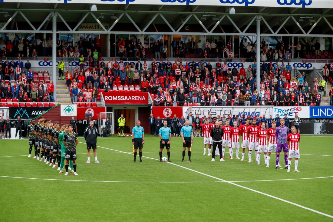 Det var en verdig ramme før kampstart, med en "H" for å markere Hans Majestet Kong Haralds bortgang. .Foto: Rune Stoltz Bertinussen / NTB