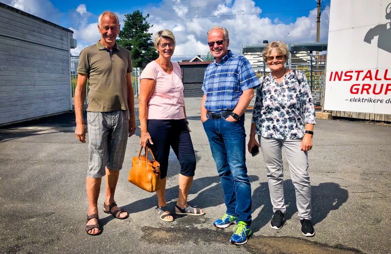 HER STO KIOSKEN: Magnar (f.v.), Liv, Torkjell og Ellen i området der Livs kiosk sto på 60-tallet.