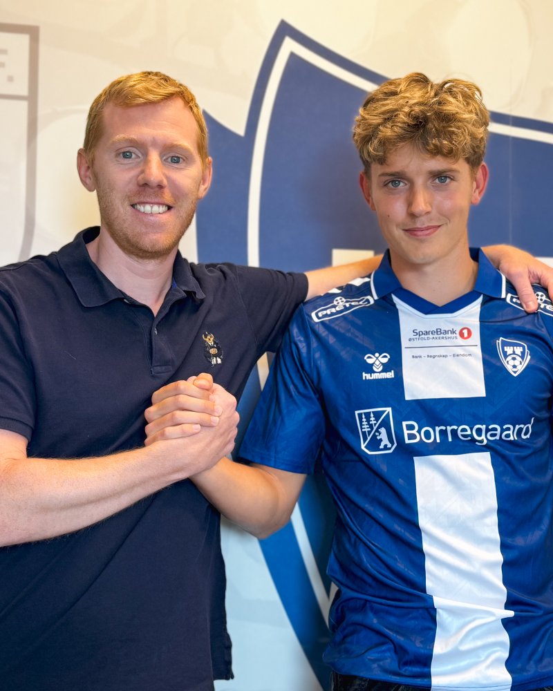 UT 2028: Hampus Andersson og Andreas Nibe etter at kontrakten var underskrevet.