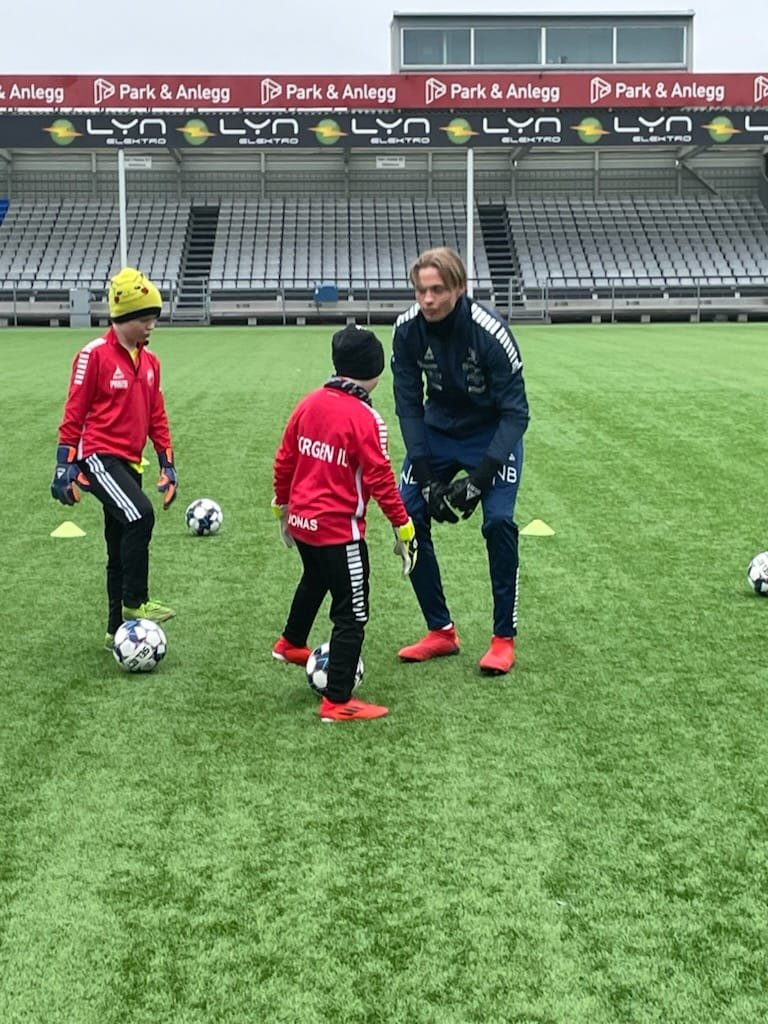 Simen Vidtun Nilsen med to talentfulle keepere fra Borgen.