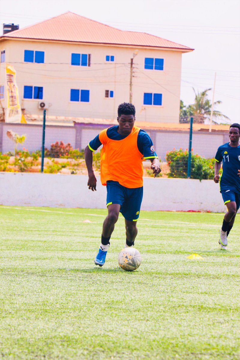 Bonsu på trening med Accra Shooting Stars.