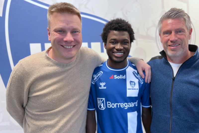 PÅ PLASS: Stefan Billborn og Thomas Berntsen sammen med Christopher Bonsu Baah.