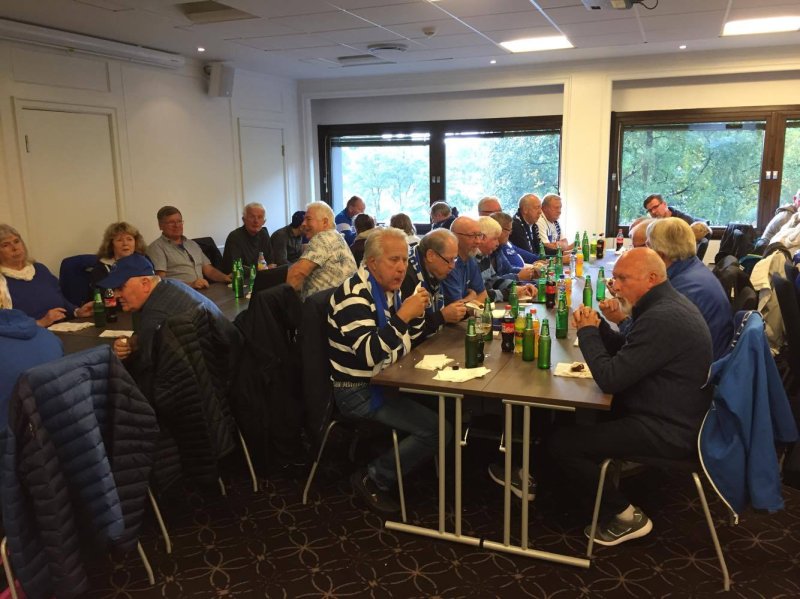 GOD STEMNING: De frivillige koste seg med god mat og drikke i Oslo. (Foto: Pål Martin K. Wernersen)