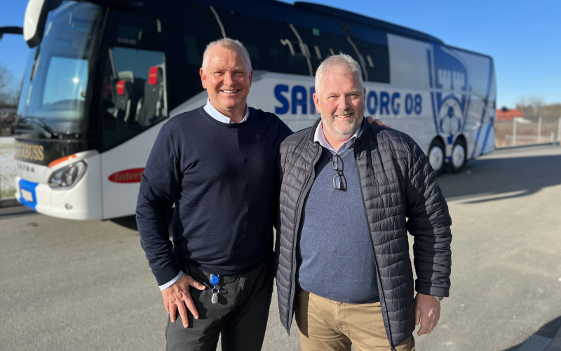 Thomas Andersen og Espen Hansen foran den nye Sarpsborg 08-bussen.