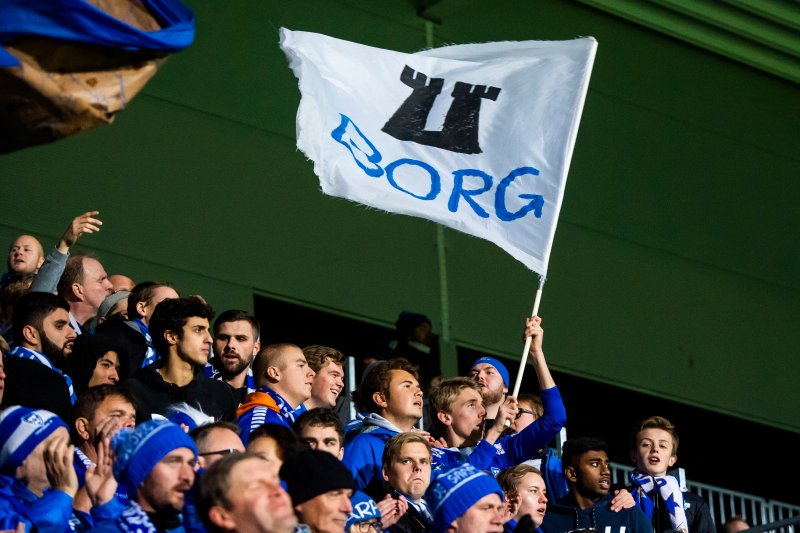 STEMNING: Gutta i Ultras Borg bidrar med kanonstemning.