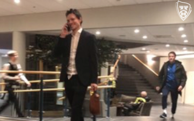 Halvorsen (bakerst) i treningsdress - Horn i pen, marineblå Tiger-dress.