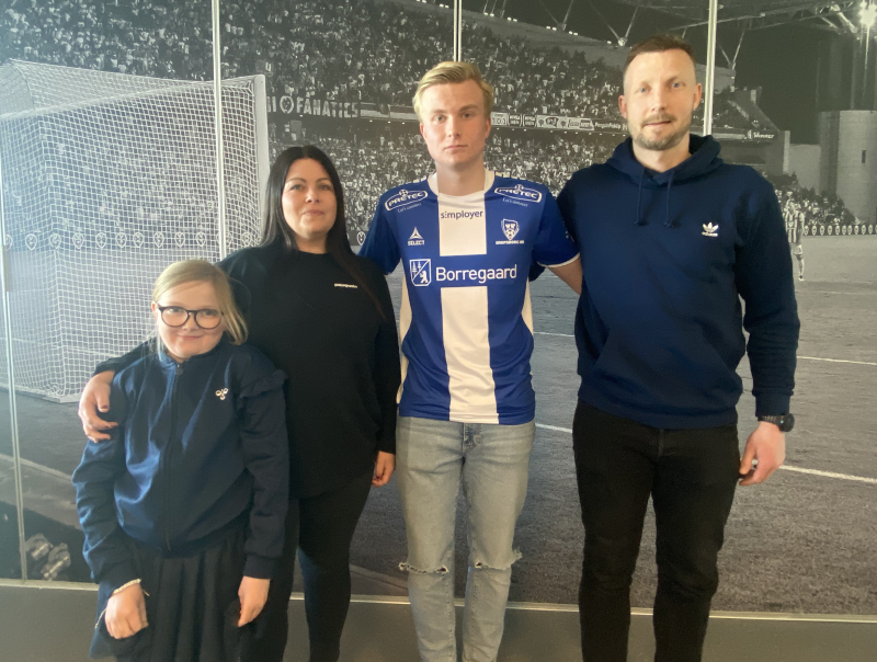 Elias Kringberg Haug med familien etter å ha signert avtalen med Sarpsborg 08.