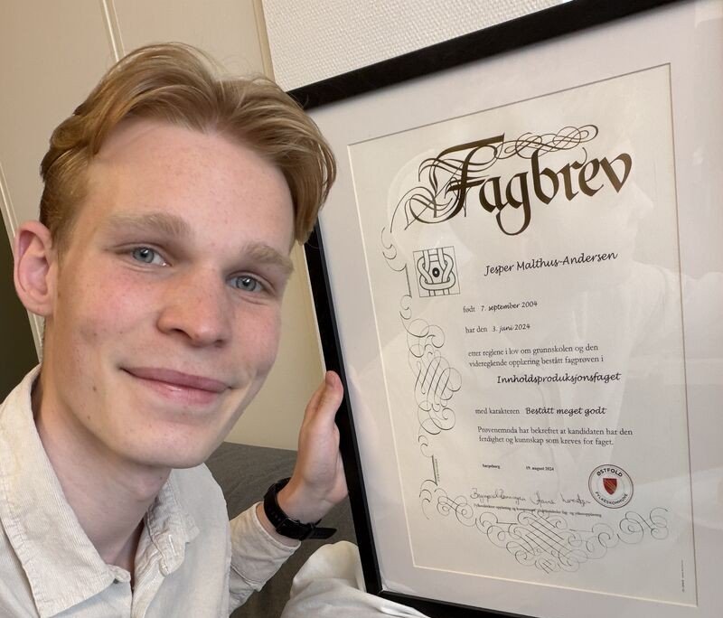 Jesper med beviset på at han er fagmann i innholdsproduksjonsfaget.