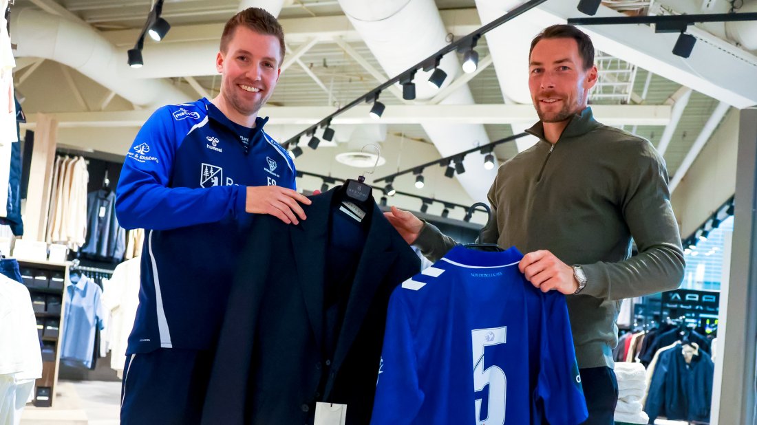 SNART, MEN IKKE ENDA: Magnar Ødegård bytter snart ut fotballtøy med sivile klær. Hovedtrener Even Sel tok nødig i mot drakta da de prøvde dresser på Feelgood tidligere denne uka. - Jeg skulle gjerne hatt med Magnar videre i spillerstallen både som den personen og spilleren han er, samtidig er jeg glad for at han fortsetter i klubben. Magnar er en leder i spillergruppen og han vi bli savnet, samtidig er jeg glad for at han fortsetter i klubben. Han er en flott representant for Sarpsborg 08, sier treneren.