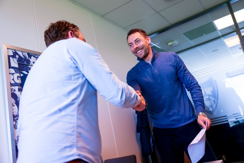 SIGNERT: Magnar Ødegård tar markedssjef Espen A. Meland i handa etter å ha signert - som salgs- og partneransvarlig fra 1. august.