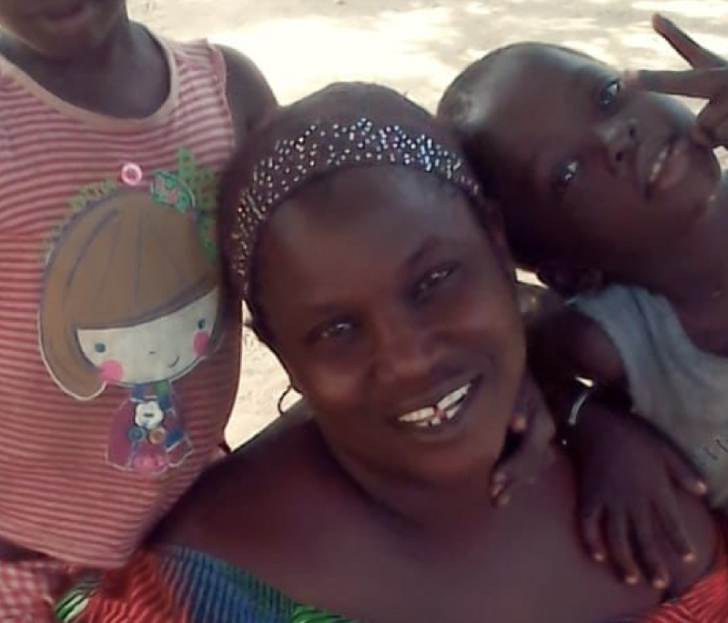 Bop sammen med sin mor hjemme i Senegal som barn. (Foto: Privat)