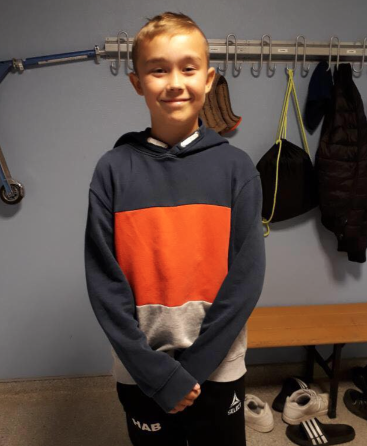 BLID SKOLEGUTT: Herman (12) smilte fra øre til øre på Os skole tirsdag morgen. (Foto: Privat)