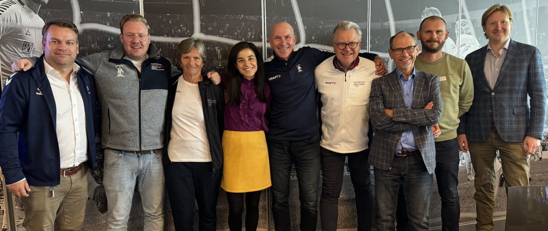 Idrettspresidenten i midten omkranset av representanter fra blant annet BDO, Sarpsborg 08 og Sarpsborg Idrettsråd.