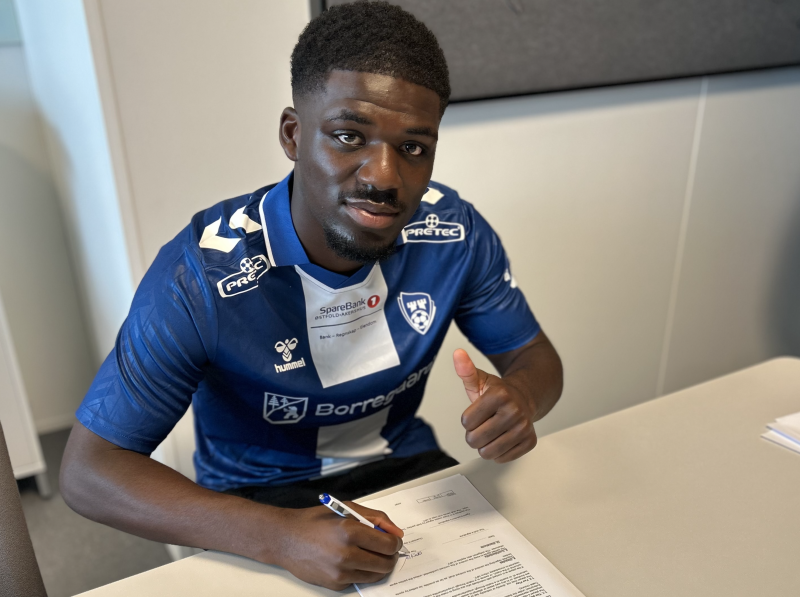 PENN PÅ PAPIR: Michael Opoku signerte papirene fredag morgen.