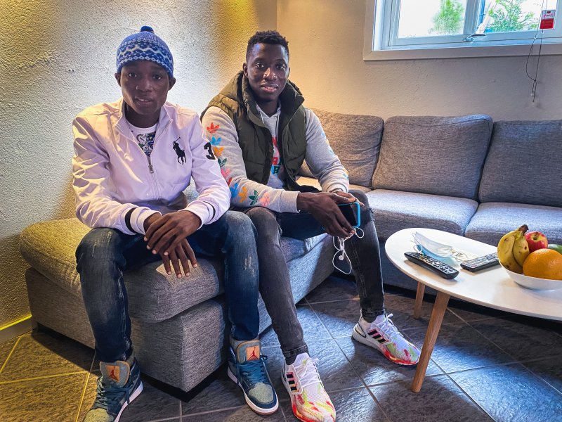 I LEILIGHETEN: Laurent Jacques Mendy (til venstre) og Ibrahima Ngom er på plass i leiligheten sin i Sarpsborg.