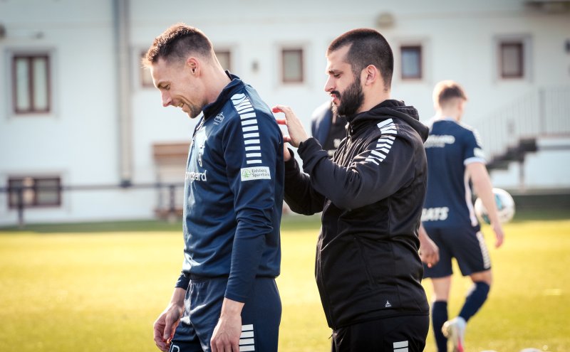 Joao Ferreira og hans medisinske team er med videre.