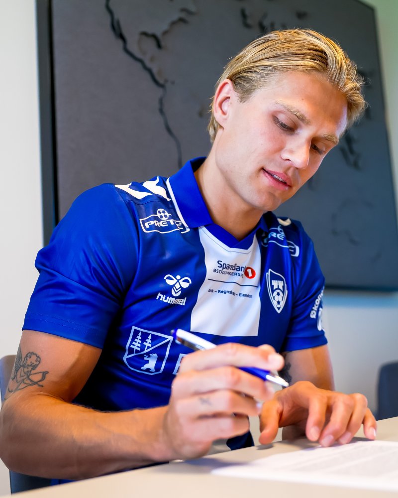 SIGNERT: Olaus Skarsem satte penn på papir og signerte en 2,5-årsavtale.