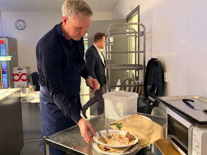 Daglig leder Raymond Fjeld tok seg av opprydding.