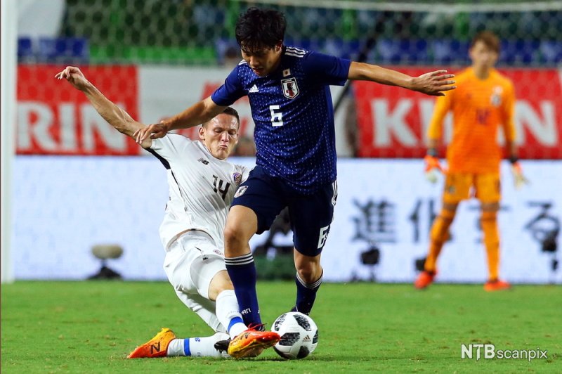 LANDSLAGSSPILLER: Azofeifa (t.v.) i aksjon for Costa Rica mot Japan. (Foto: NTB Scanpix)