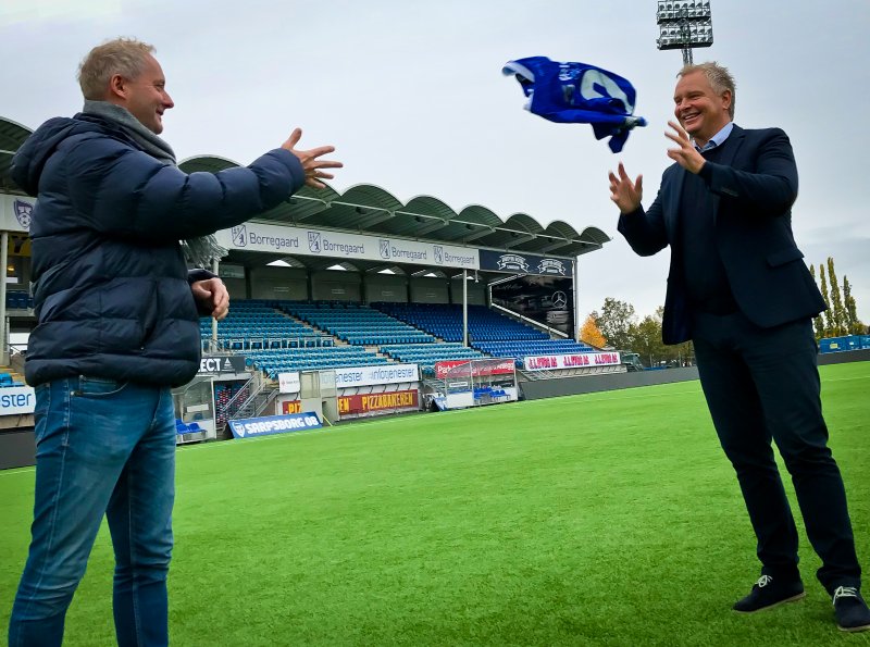ØNSKES VELKOMMEN: Thomas Andersen (t.h.) mottar drakta av Espen Engebretsen. Nå skal de to jobbe sammen i Sarpsborg 08. (Foto: Alexander Klaussen)