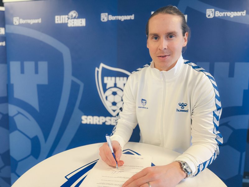 SIGNATUREN PÅ PLASS: Stefan Johansen skriver under papirene som gjør han til Sarpsborg 08-spiller ut 2025.