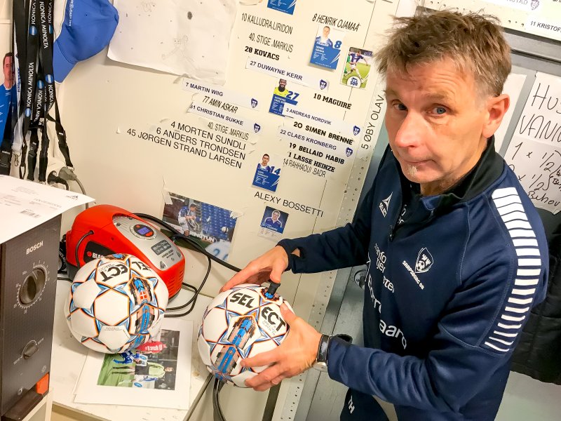 I ARBEID: Det er ikke få fotballer Tom Hansen har pumpet opp gjennom sesongene på Sarpsborg stadion. (Foto: Alexander Klaussen)