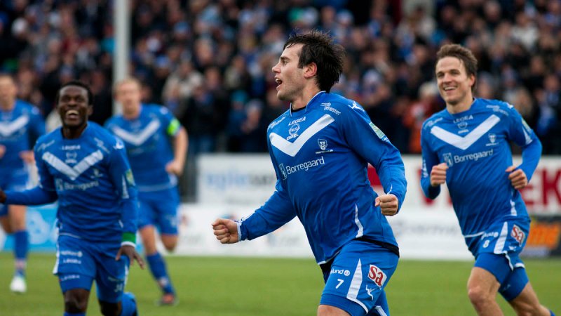 STANGET S08 OPP IGJEN: Martin Wiig har akkurat scoret mot Notodden på overtid. Sarpsborg 08 rykker opp. (Foto: Frank W. Githmark)